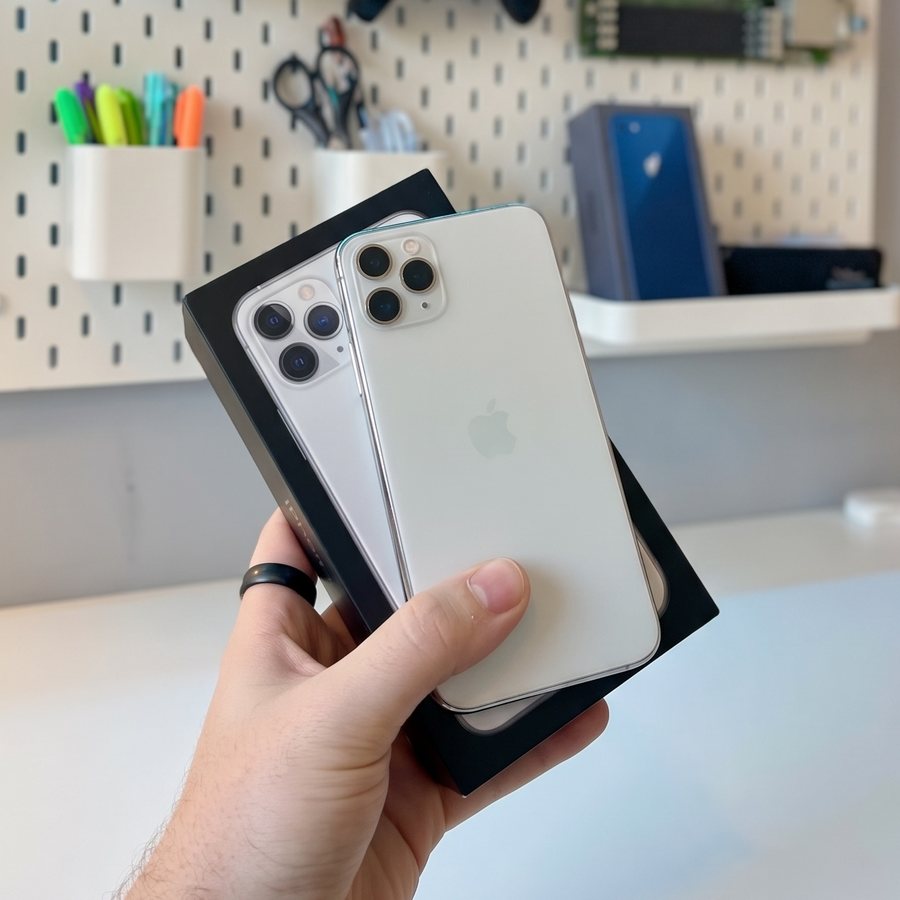 Repasovaný iPhone v bílé barvě s originální krabicí